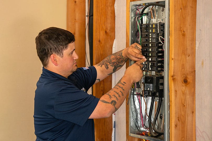 A Mainstream electrician repairing an electrical panel